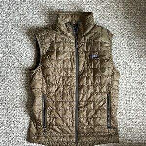 Patagonia Quilted Vest in Olive. Small